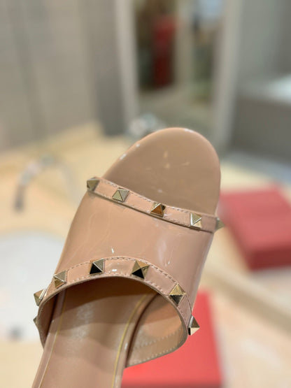 ROCKSTUD MULE SANDALS WITH TRANSPARENT HEEL IN SAND BROWN CALFSKIN