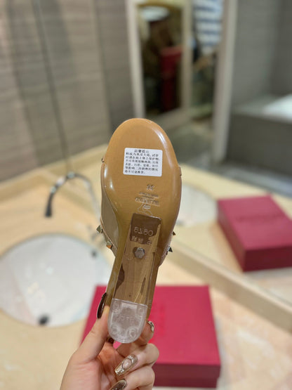 ROCKSTUD MULE SANDALS WITH TRANSPARENT HEEL IN SAND BROWN CALFSKIN