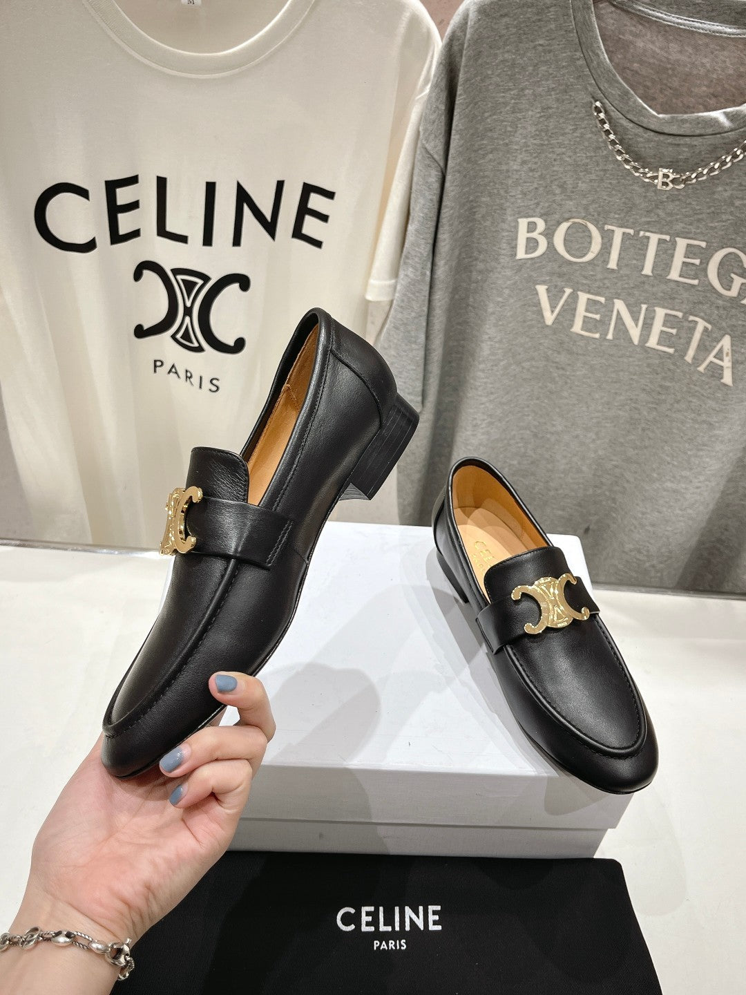 TRIOMPHE LOAFER IN BLACK SMOOTH CALFSKIN GOLD HARDWARE
