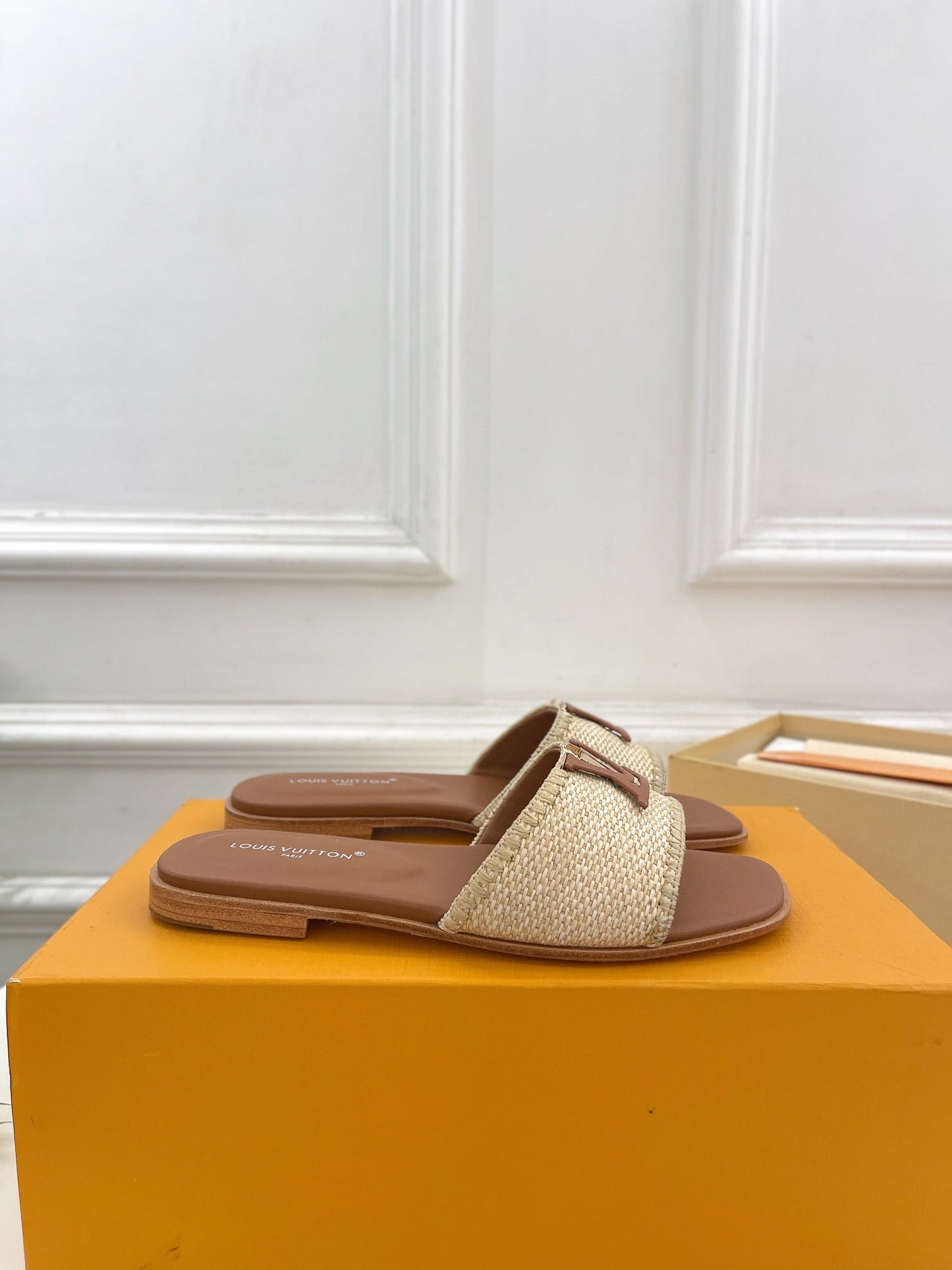 LV WOMEN CAPRI FLAT MULES IN CHOCOLATE BROWN LEATHER AND RAFFIA