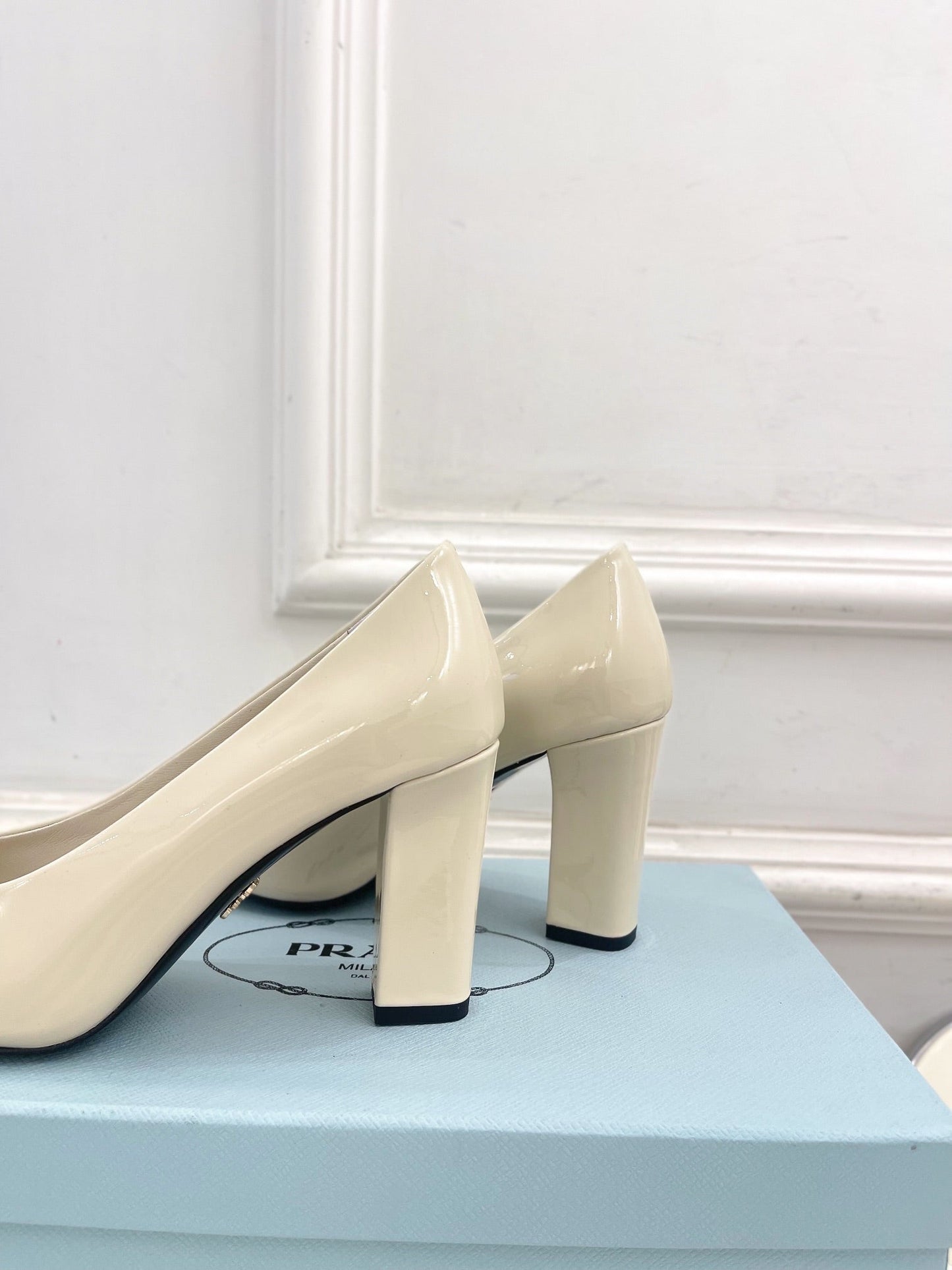 SQUARE TOE HIGH PUMPS IN WHITE GLOSSY CALFSKIN