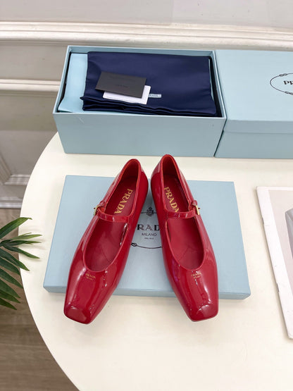 MARY JANE FLATS SQUARE TOE IN CRIMSON RED PATENT SHEEPSKIN