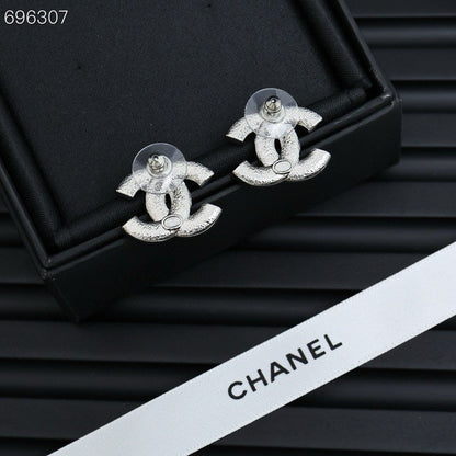 STUD EARRINGS IN SILVER METAL PEARLY WHITE AND CRYSTAL