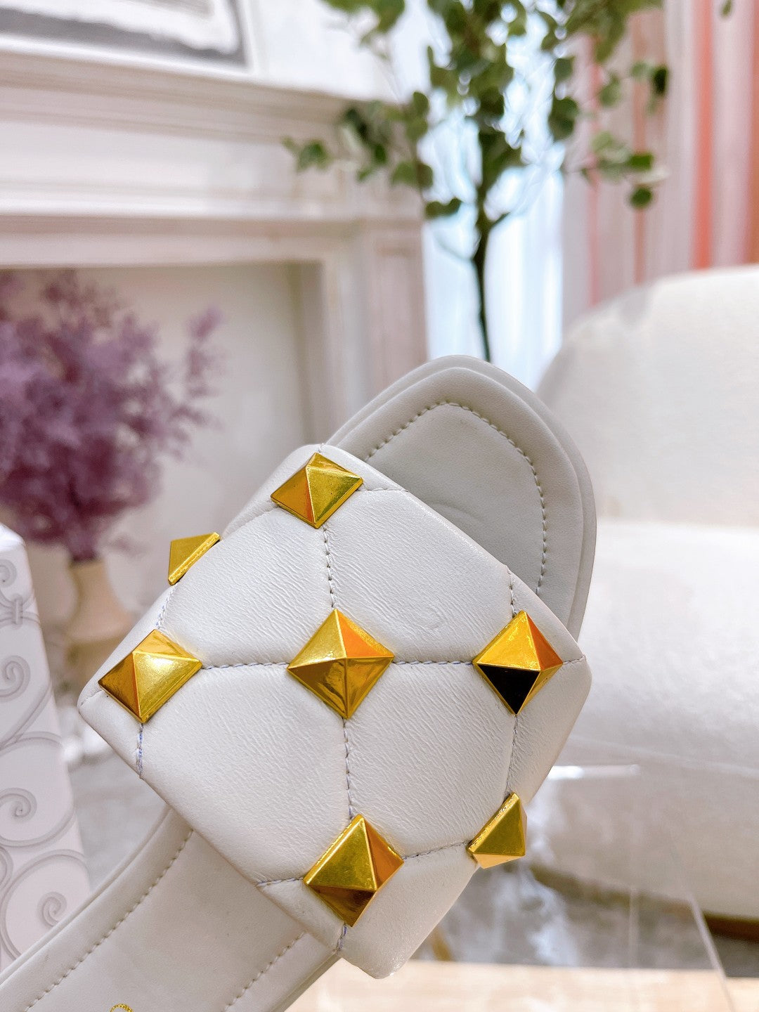 STUD FLAT SLIDE IN WHITE LAMBSKIN